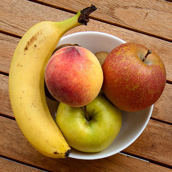 Dettaglio colazione con croissant, pane e prodotti locali in Val di Ledro